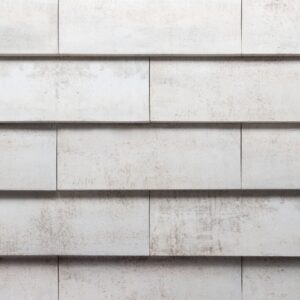 Tagsten_Lappland|Tagsten_Lappland_web 2|Tagsten_Lappland_web - Klinker Made in Germany Light gray concrete wall composed of horizontally arranged rectangular blocks with subtle weathering and shadows.