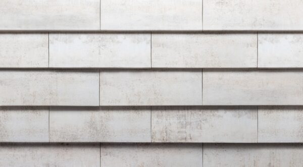 Tagsten_Lappland|Tagsten_Lappland_web 2|Tagsten_Lappland_web - Klinker Made in Germany Light gray concrete wall composed of horizontally arranged rectangular blocks with subtle weathering and shadows.